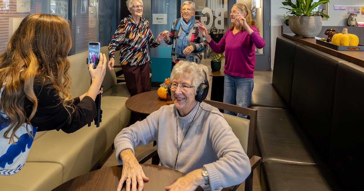 Anny (86) ‘steelt’ verkeersborden en danst op TikTok: ‘Ouderen zijn niet allemaal zeurpieten’