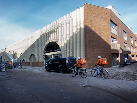 Is dit dé oplossing voor groeiend aantal auto’s in Amersfoort? ‘U wilt gewoon een betonnen parkeergarage die naar plas ruikt’