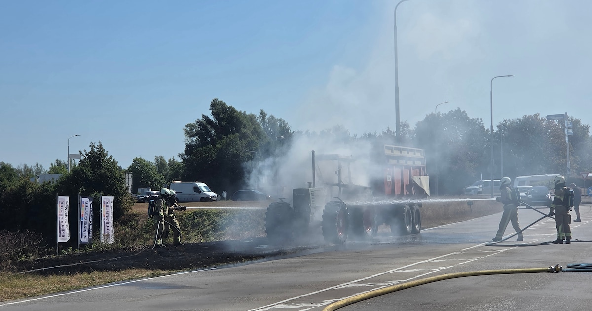 Trekker met aanhanger vliegt in brand op N375 bij Meppel