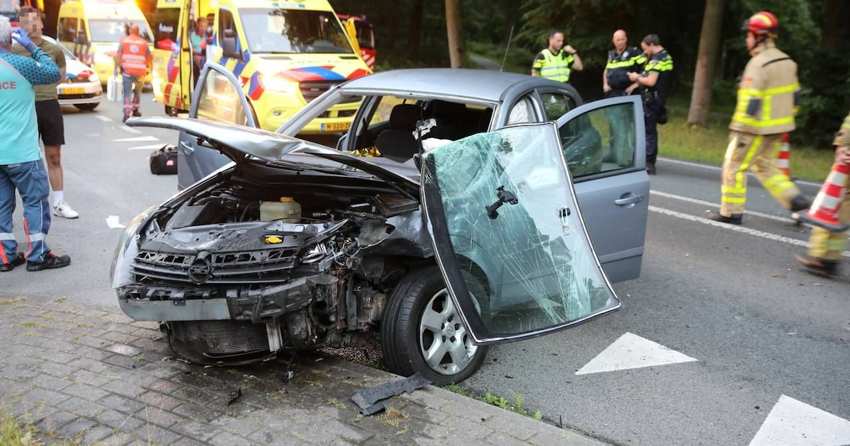 Drie gewonden bij zwaar ongeval Apeldoorn: auto en bestelwagen botsen frontaal.