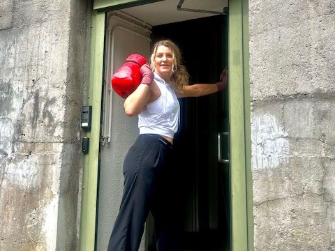 Janneke geeft boksles in de grootste bunker uit de Tweede Wereldoorlog van Nederland