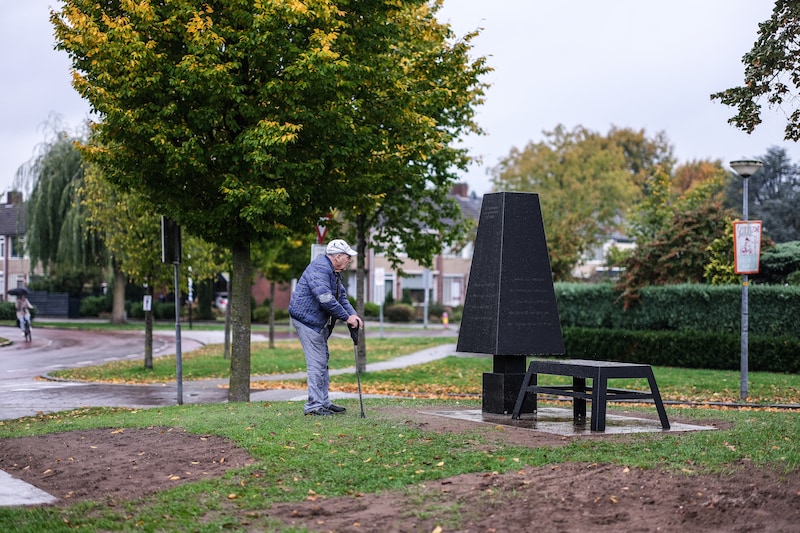 Sallo van Gelder bekijkt het monument.