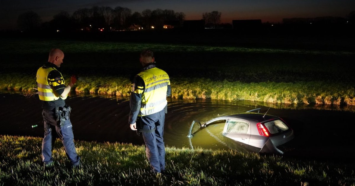 Automobilist mist bocht en belandt in de sloot in Staphorst