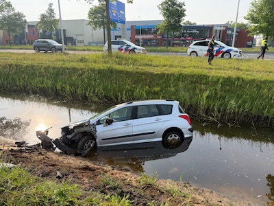 Auto belandt in sloot langs Nijreessingel in Almelo, bestuurder raakt gewond