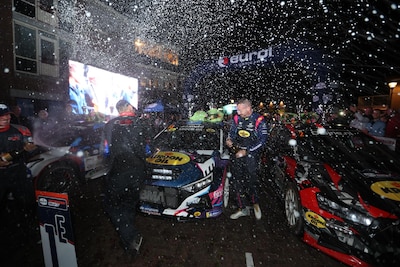 TERUGLEZEN | Munster winnaar van de Hellendoorn Rally • Coureur met opvallend startnummer maakt favo