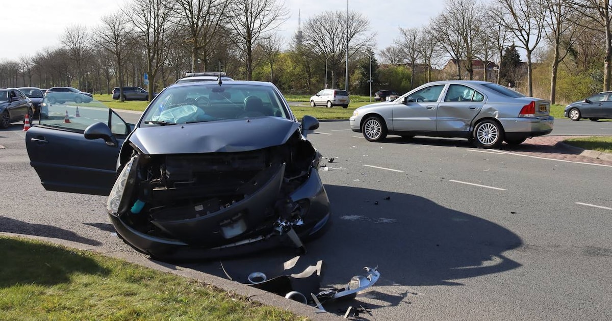 Forse schade bij harde botsing op kruising in Lelystad