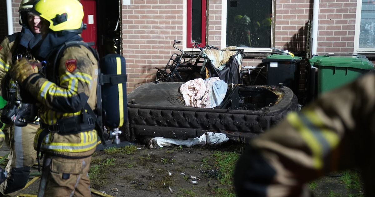 Veel rook bij brand op zolder in Deventer, omwonenden moeten tijdelijk huis uit