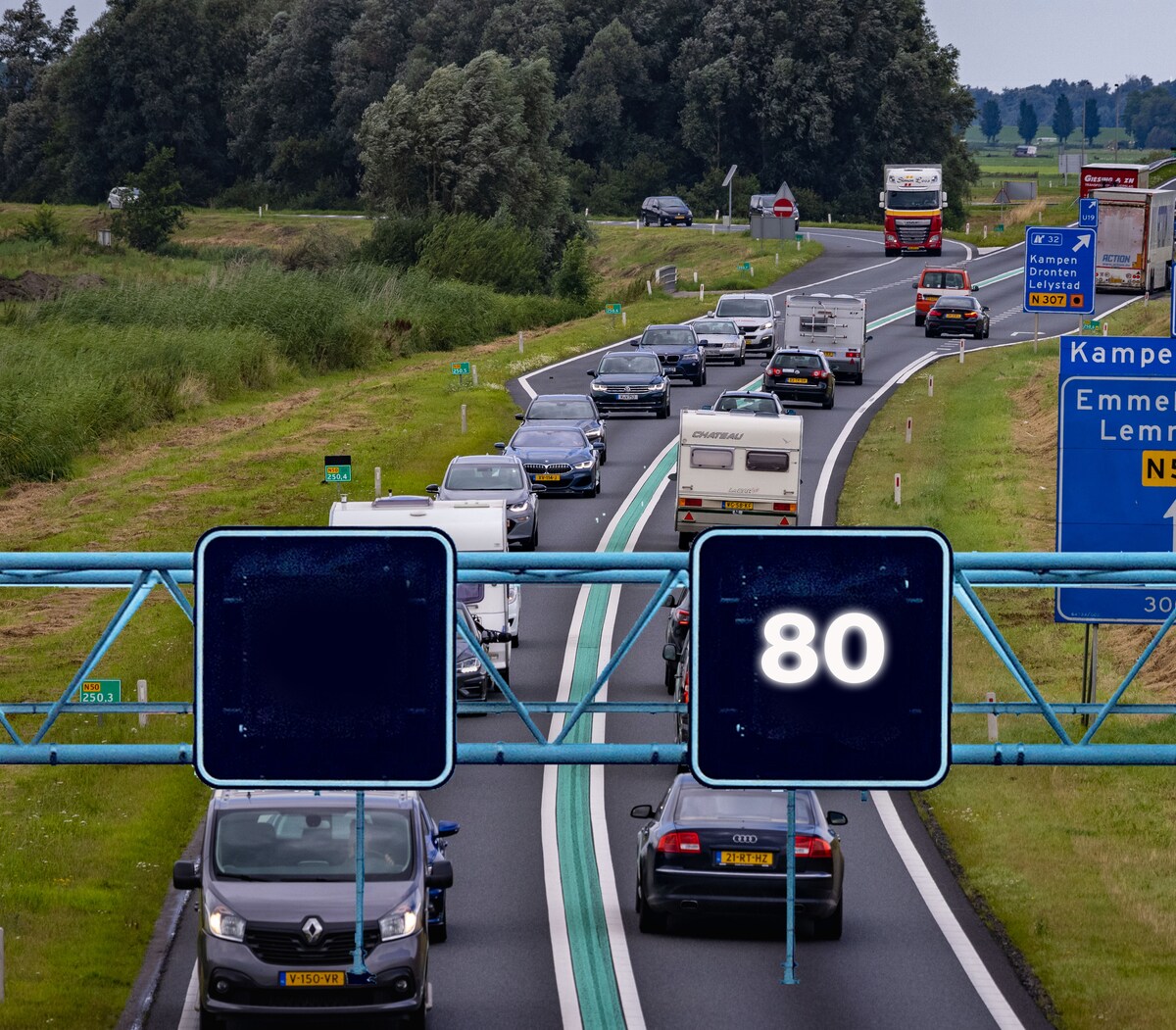 Fotobewerking. Moet de snelheid tijdelijk omlaag op de N50 om de veiligheid te vergroten? Ja, zegt verkeerspsycholoog Matthijs Dicke. Niet nodig, zegt Rijkswaterstaat.