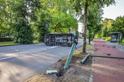 Bestelbus op zijn kant na botsing tegen paal op de Heiligenbergerweg in Amersfoort