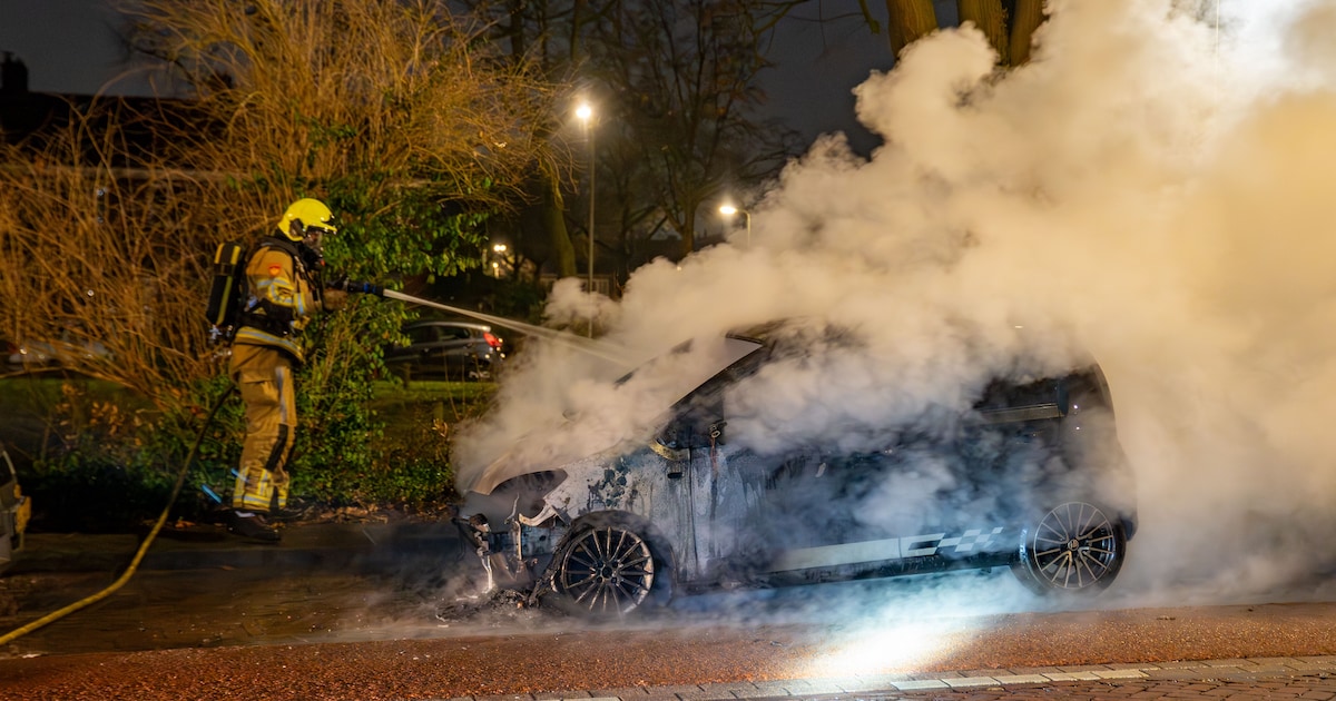 Wijk in Deventer weer opgeschrikt door sirenes: 12de autobrand in 11 weken