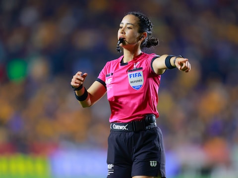 Katia Garcia gefocust op het veld