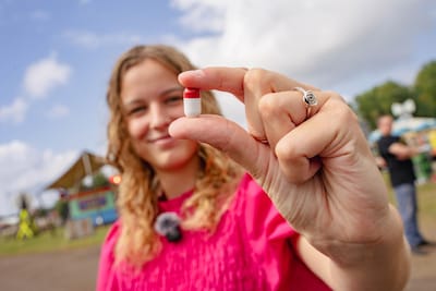 Verslaggever Famke neemt dit pilletje op Lowlands: ‘Het voelt heel gek’