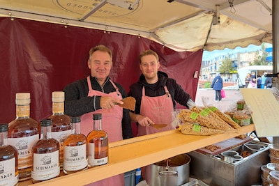 Vader en zoon laten Almelo genieten van warme stroopwafels