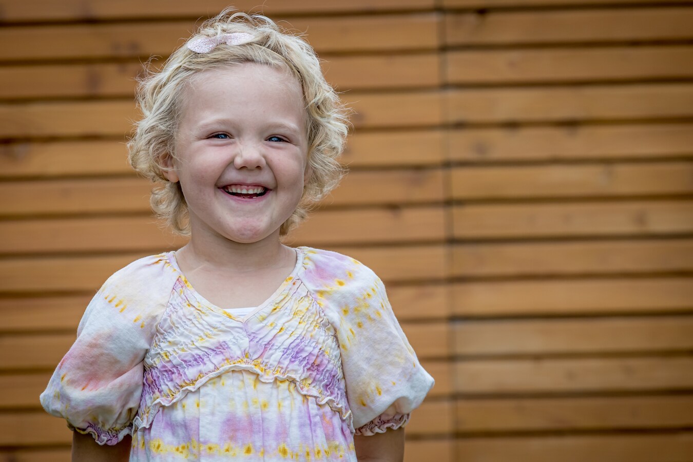 Inmiddels gaat het goed met Chloé, die haar haren weer terugkrijgt.