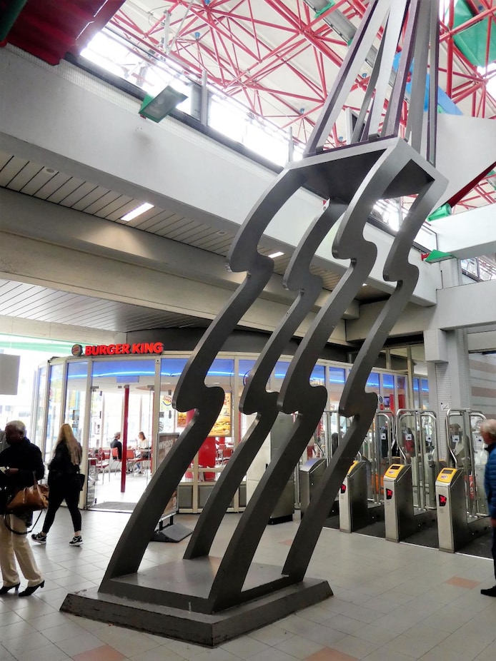 Het kunstwerk is niet te missen op station Lelystad.