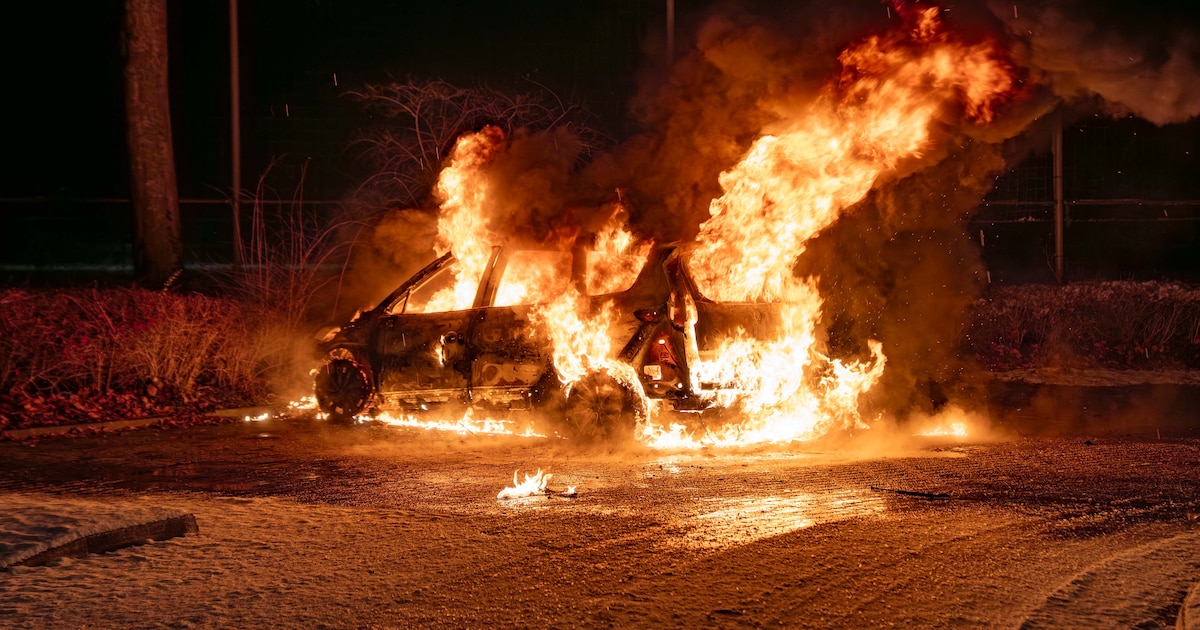 Twee voertuigen verwoest door nachtelijke branden in Deventer