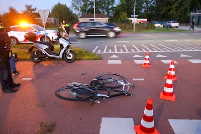 Fiets breekt in tweeën bij frontale botsing met scooter in Voorthuizen