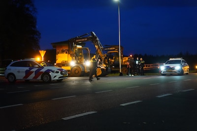 Fietser botst op graafmachine, maar heeft engeltje op de schouder