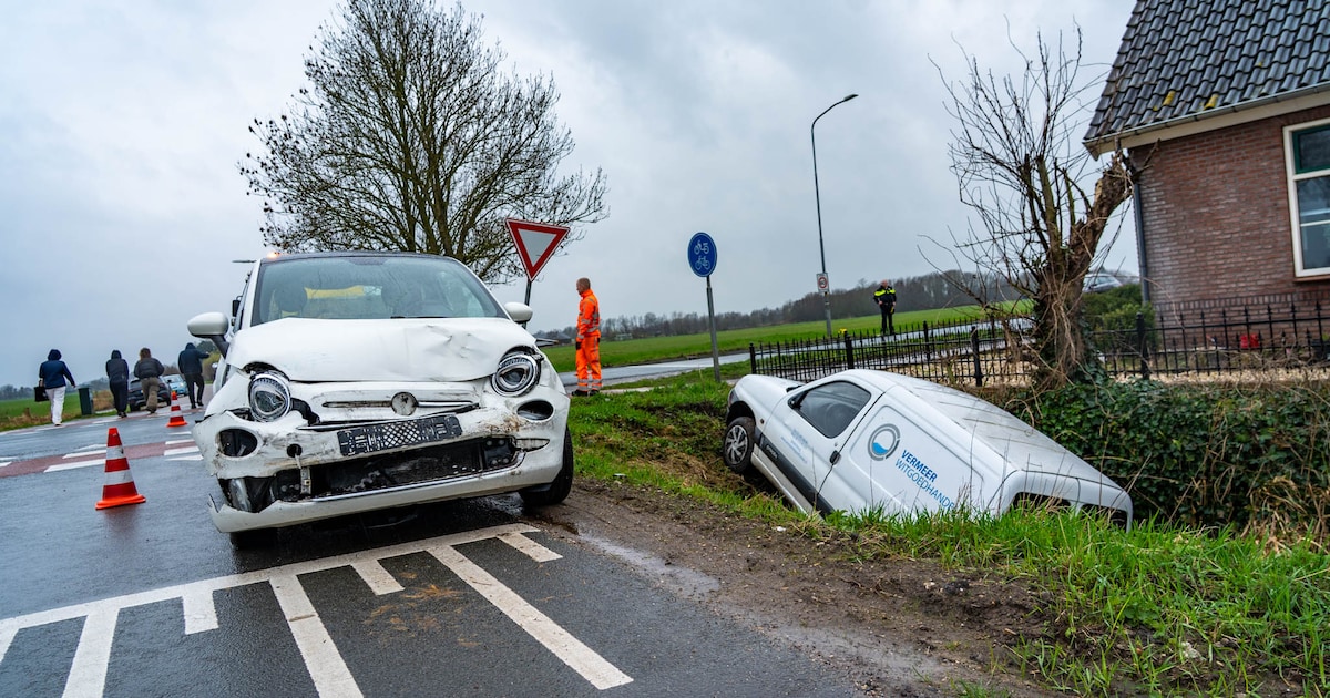 Bestelbus in sloot na botsing op de Keienweg in Nijkerk