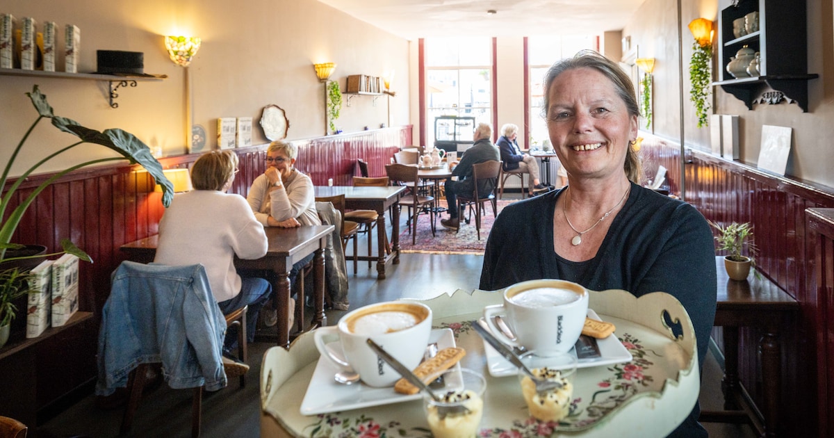 Het nieuwe koffiehuis van barista Hazel (53) ademt nostalgie: ‘Die sfeer past bij Steenwijk’