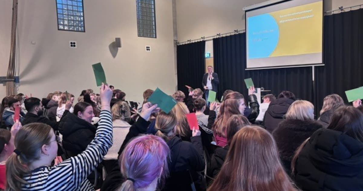 Mbo-studenten krijgen in Emmeloord gastles over veranderingen in de ouderenzorg