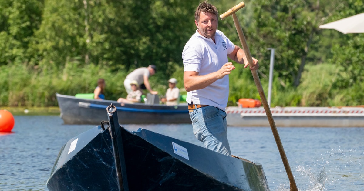 Punteren: het is niet zo moeilijk, toch haalt een deelnemer een nat pak bij wedstrijd in Giethoorn