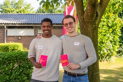 Buddy to Buddy Bronckhorst koppelt inwoners en nieuwkomers aan elkaar