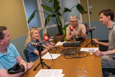 Daan doet verslag van het protest bij de rotonde tegen de noodopvang: ‘Soms klonk ineens een harde k