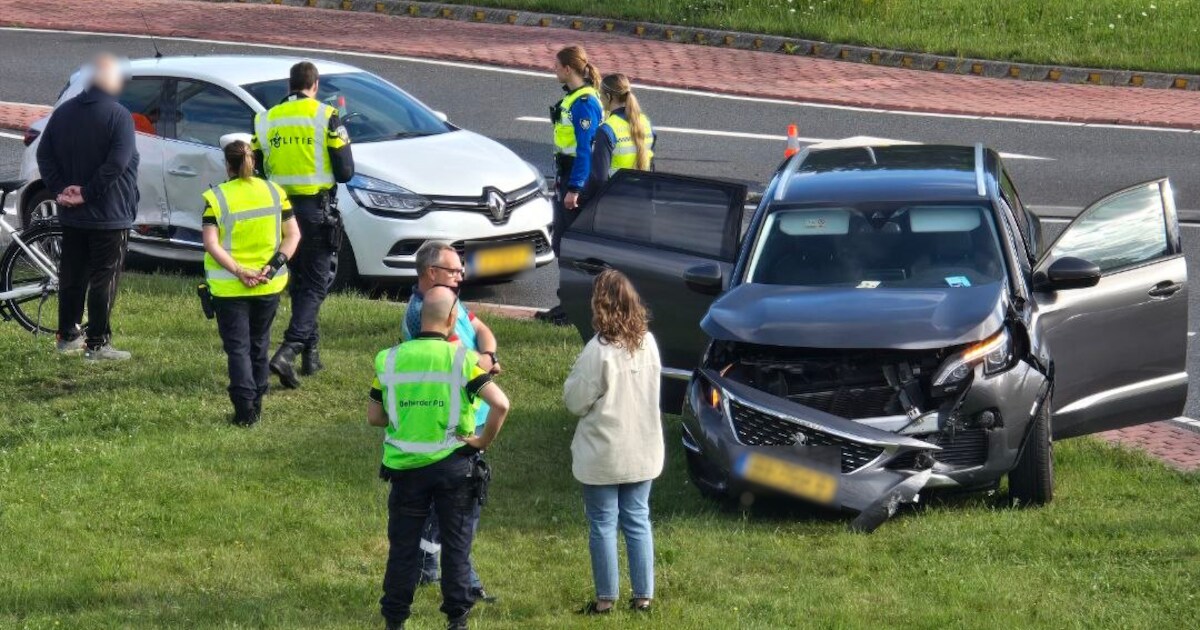 Twee auto’s botsen op rotonde in Lelystad, weg tijdelijk afgesloten