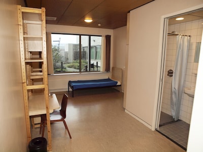 'Gerommel' in kamer van Janet S. uit Kampen: medewerkster tbs-kliniek bezoekt haar stiekem