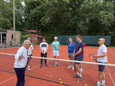 Tennislegende Tom Okker verzorgt clinics tijdens jubileum T.V. Epe