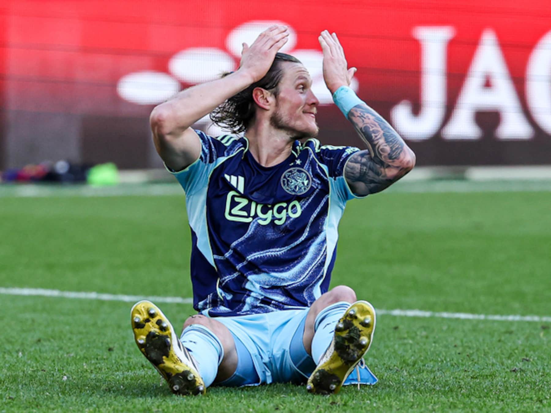 Wout Weghorst haalt uit naar scheidsrechter Danny Makkelie na afgekeurde Ajax-goal: ‘Bizar’