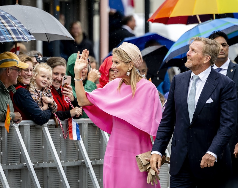 Koning Willem-Alexander en koningin Máxima bezoeken de haven van Zeewolde. 