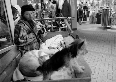 Bekende straatmuzikant Michaël krijgt toch waardig afscheid dankzij kerk: ‘Dat geeft rust’