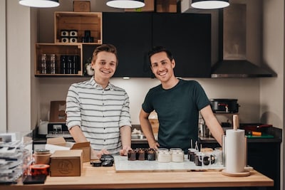 Olaf en Vic stoppen met hun kaarsenmakerij in Apeldoorn: 'Dankbaar voor vijf jaar'