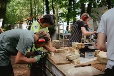 Van TikTok naar timmerhout: Amersfoortse jongeren bouwen deze zomer hun eigen festival
