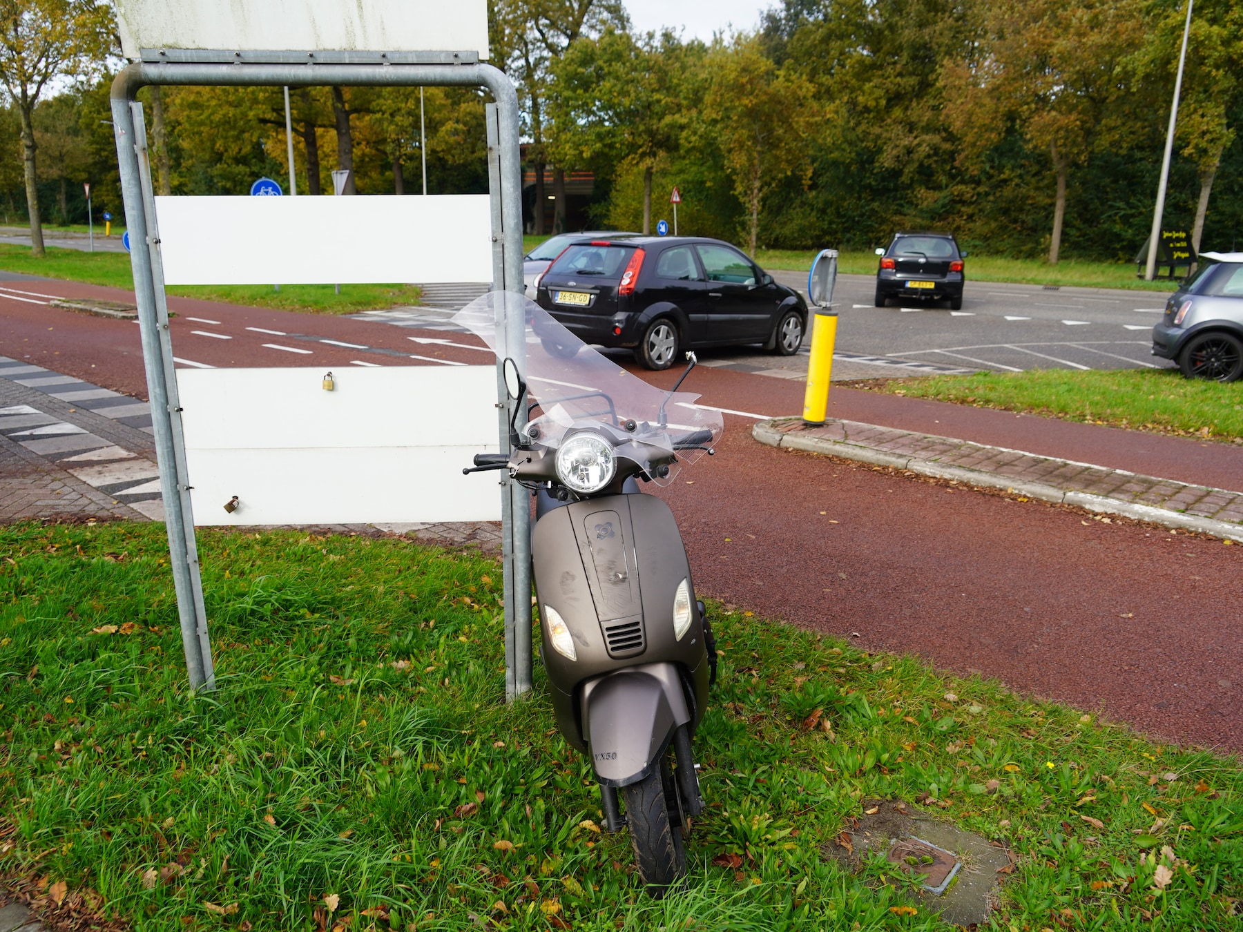 Windscherm van scooter stuk na aanrijding met auto