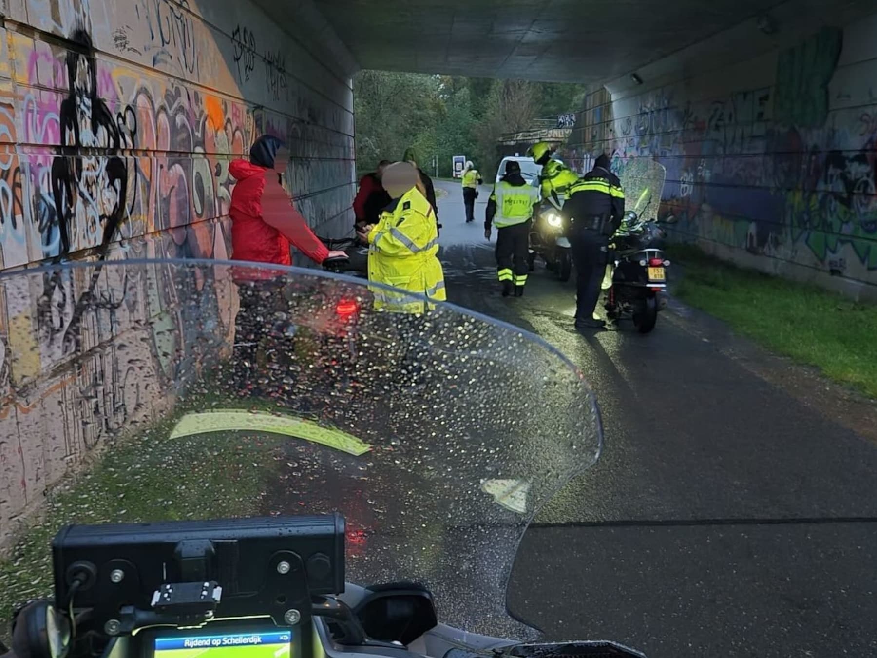 Politie controleert na klachten bij Rode Brug: 12 boetes en bromfiets in beslag genomen