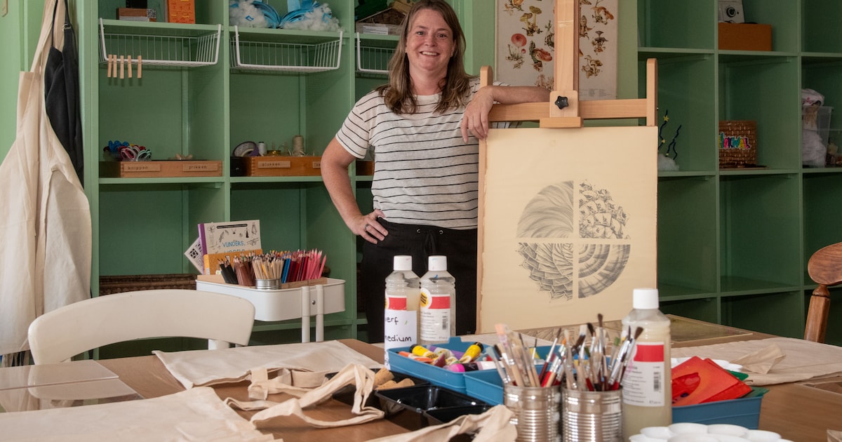 Geen scherm, maar klooien met hout en verf: in het kunstlokaal van Lettie hoeft niks ‘goed’ te zijn