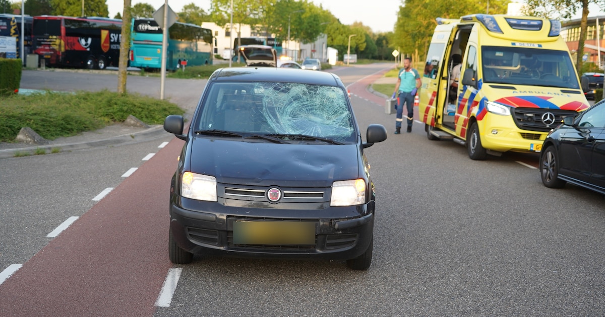 Wielrenner knalt op voorruit van auto in Raalte
