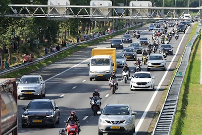 Het grote zwaaien begint: motorrijders via deze regio op weg naar TT