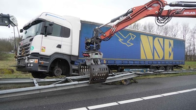Bulgaarse vrachtwagen op vangrail gereden langs A28 bij Hoogeveen