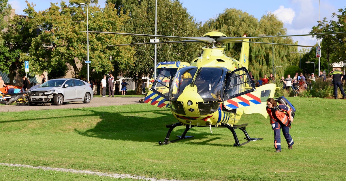Traumahelikopter landt in speeltuintje na botsing tussen auto en scooter op Urk.