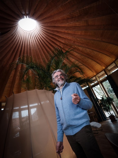 Hans woont in een slakkenhuis, en dat heeft hij te danken aan de heftige brand die zijn woning verwo