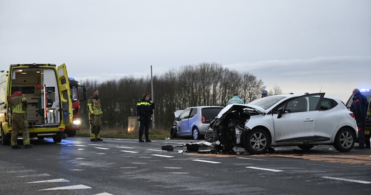 Twee gewonden bij aanrijding tussen twee auto’s bij afrit N36 in Vriezenveen