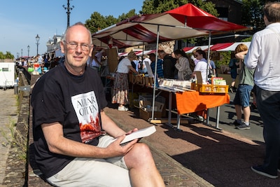 Gelauwerd schrijver Almar Otten uit Deventer voelt zich thuis op ‘zijn’ Boekenmarkt