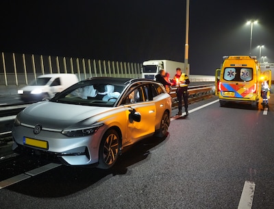 Auto en vrachtwagen botsen op A28 bij Zwolle, drie rijstroken dicht