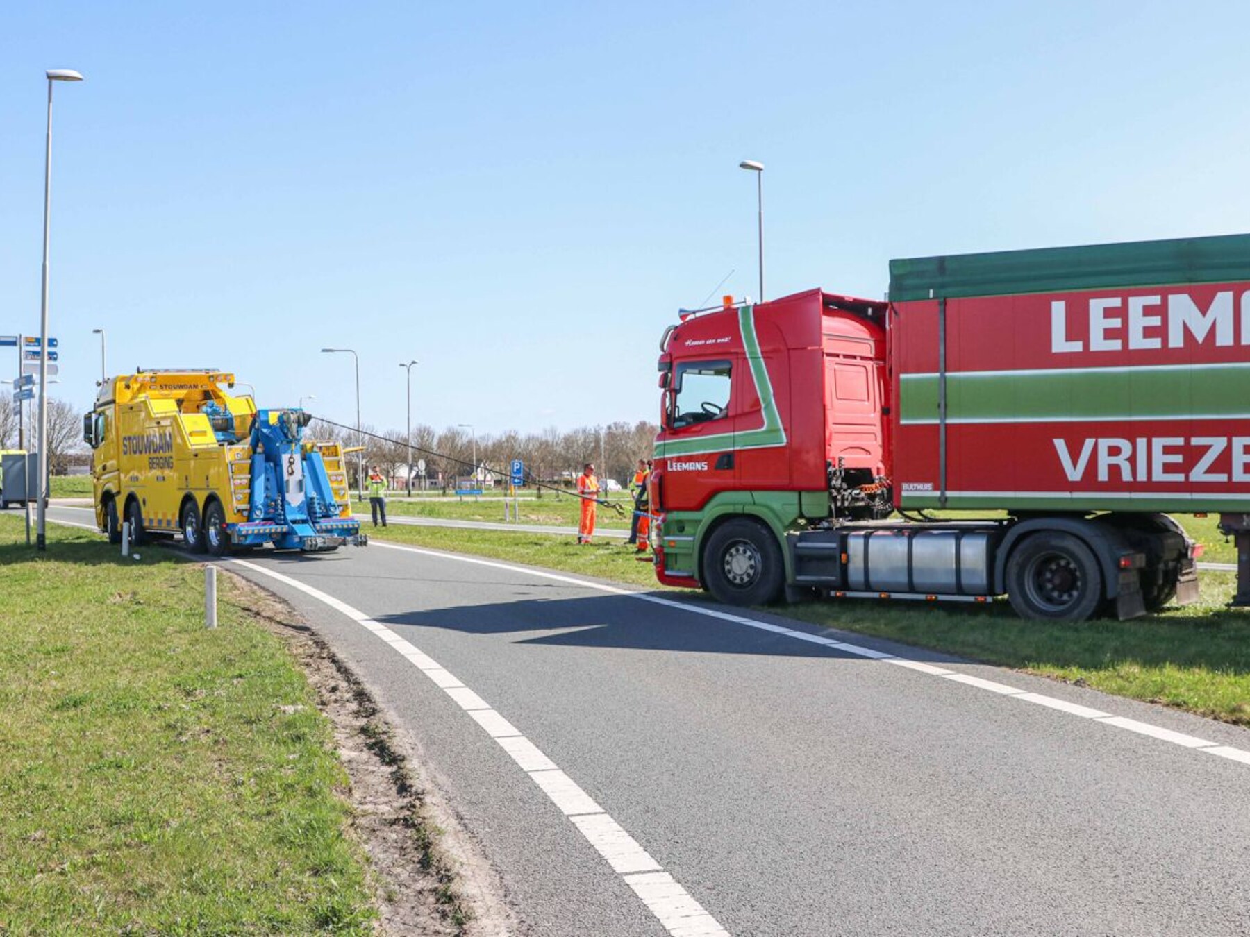 Twee vrachtwagens kort achter elkaar met pech op afrit N50 bij Ens: berger helpt ze weer op weg