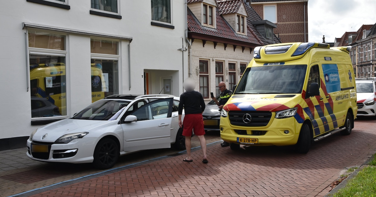 Fietser gewond na botsing tegen portier van auto op de kornputsingel in ...