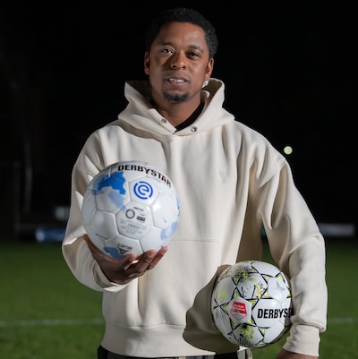 Typhoon doorbreekt taboe in voetbalstadions: ‘Echte kampioenen vieren hun tranen’